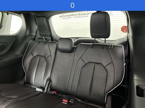 Used 2025 Chrysler Pacifica Limited FWD image 24