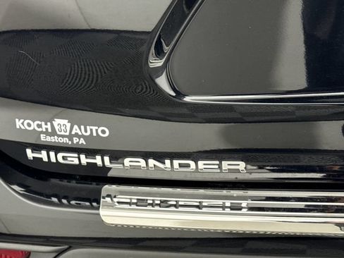 Used 2020 Toyota Highlander XLE AWD/4WD image 19