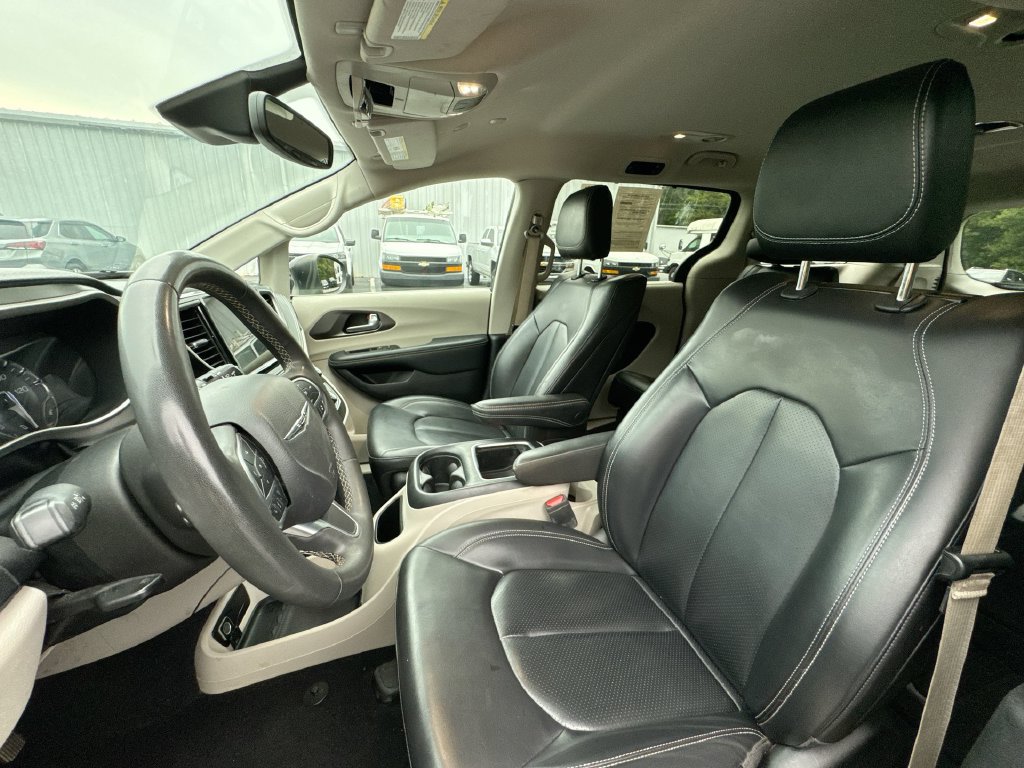 Used 2023 Chrysler Pacifica Touring-L w/ Uconnect Theater Family Group AWD/4WD image 13