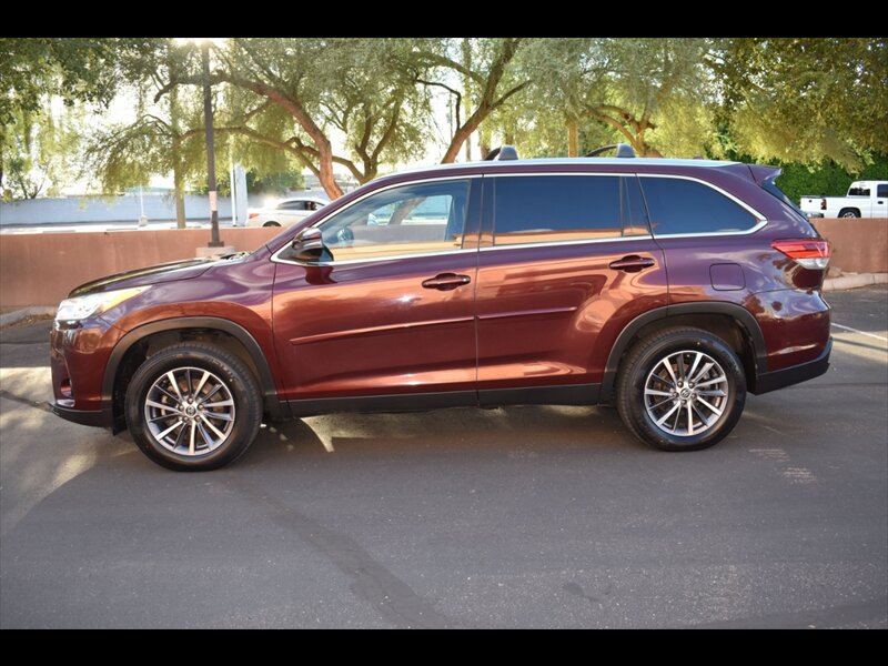 Used 2019 Toyota Highlander XLE FWD image 4