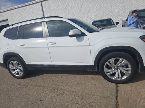 Used 2021 Volkswagen Atlas SE w/ Panoramic Sunroof Package AWD/4WD image 3