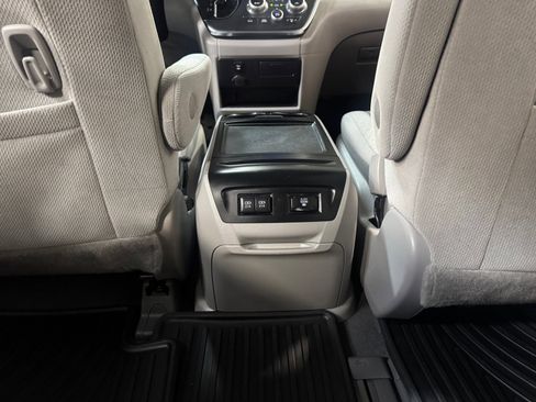 Used 2019 Toyota Sienna LE w/ LE Preferred Package image 31