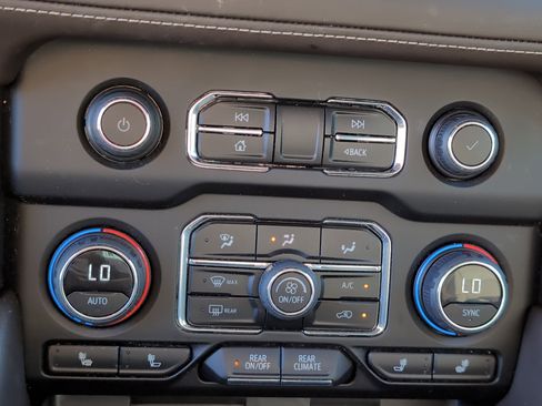 Used 2024 Chevrolet Tahoe Z71 w/ Luxury Package image 16