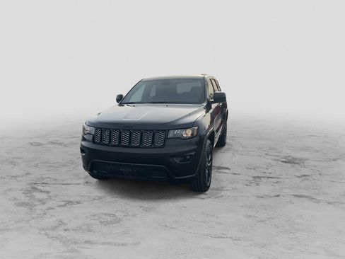 Used 2020 Jeep Grand Cherokee Altitude image 3
