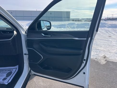 Used 2022 Jeep Grand Cherokee Limited image 28