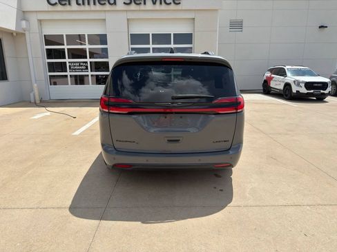 Used 2025 Chrysler Pacifica Limited FWD image 5