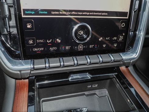 Used 2025 GMC Yukon XL Denali image 15