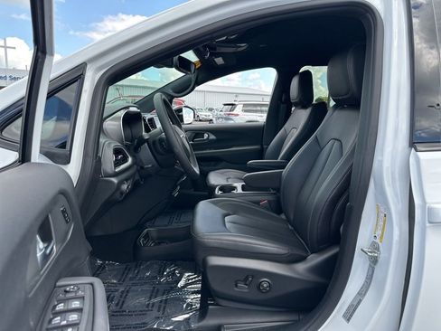 New 2026 Chrysler Pacifica Select image 8