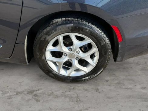 Used 2020 Chrysler Pacifica Touring-L FWD image 47