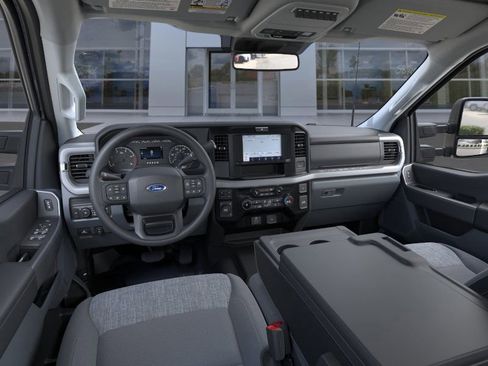 New 2025 Ford F550 4x4 Crew Cab w/ XLT Value Package image 9