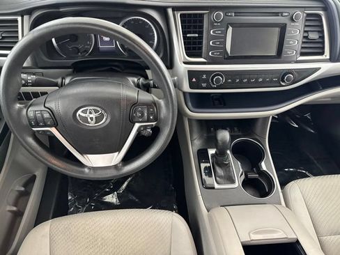 Used 2018 Toyota Highlander LE AWD/4WD image 27