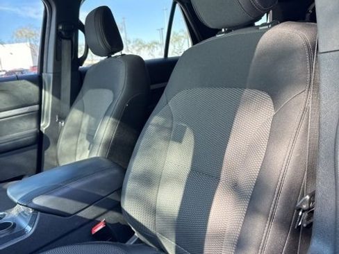Used 2018 Ford Explorer XLT image 8