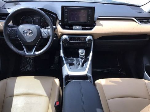 Used 2020 Toyota RAV4 XLE Premium image 32