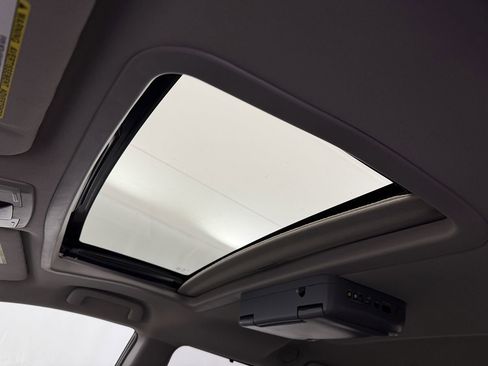 Used 2017 Toyota Sienna XLE image 7