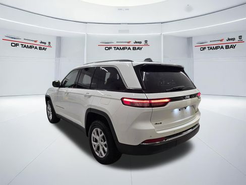 Certified 2022 Jeep Grand Cherokee Limited AWD/4WD image 4