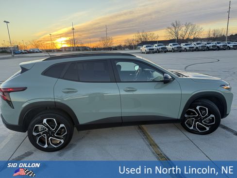 Used 2024 Chevrolet Trax RS w/ Sunroof Package image 3