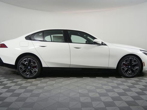 New 2026 BMW i5 eDrive40 w/ M Sport Package image 2