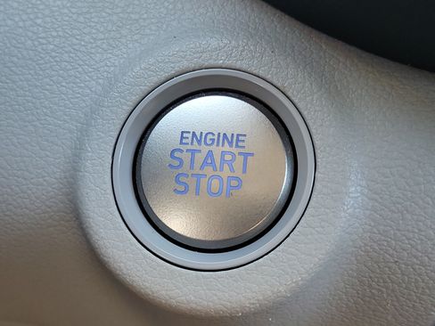 Used 2025 Hyundai Venue SEL FWD image 32