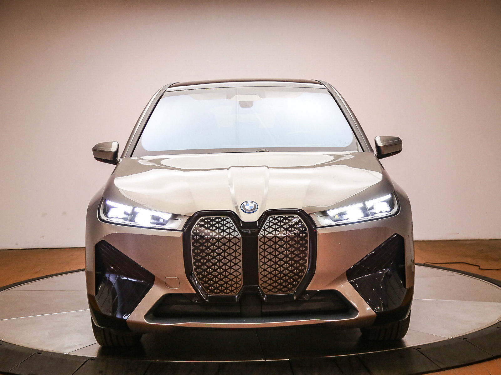 Used 2024 BMW iX xDrive50 w/ Sport Package AWD/4WD image 2