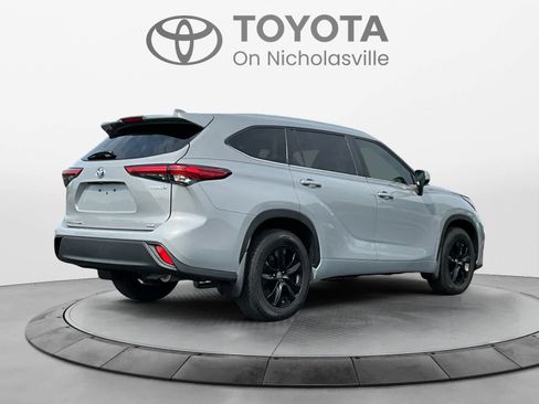 Used 2023 Toyota Highlander Bronze Edition FWD image 5