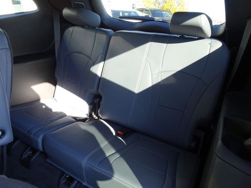 Used 2024 Buick Enclave Premium image 17