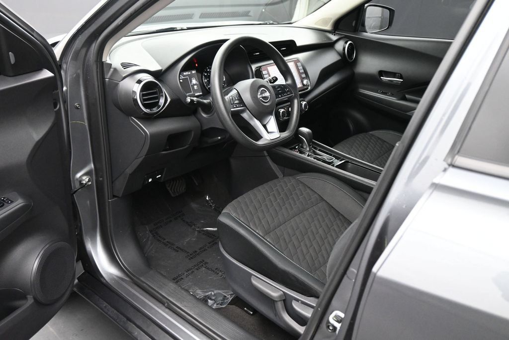 Used 2023 Nissan Kicks SV FWD image 2