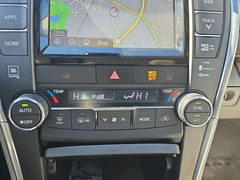 Used 2015 Toyota Camry XLE image 23