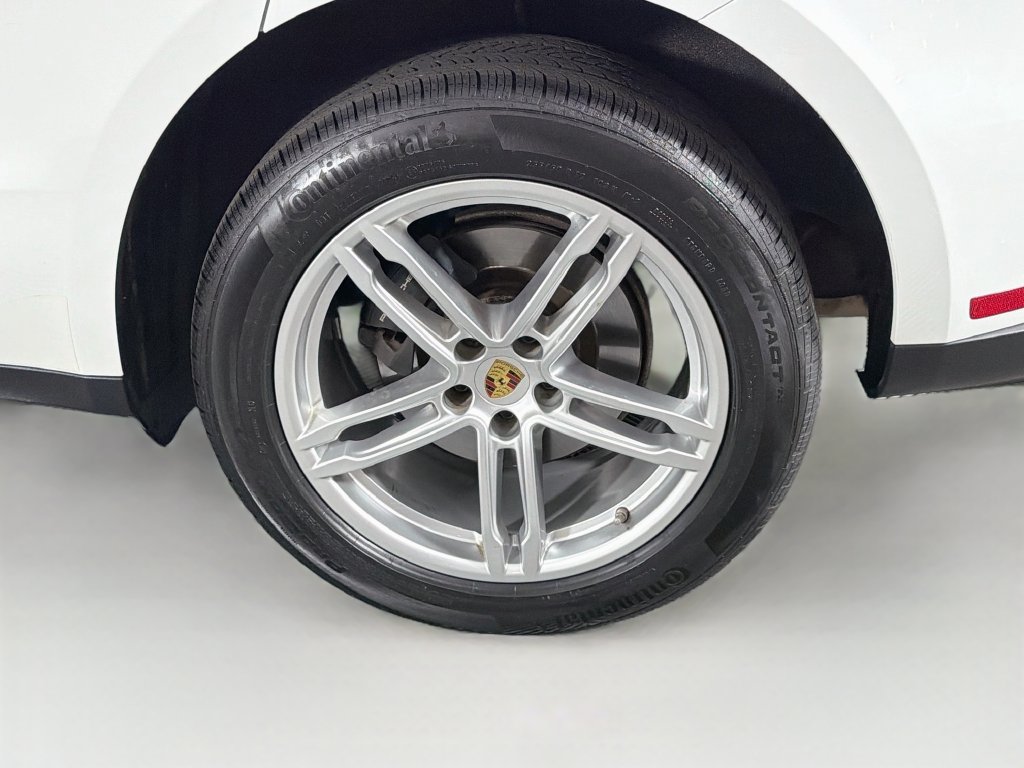 Certified 2023 Porsche Macan AWD/4WD image 33
