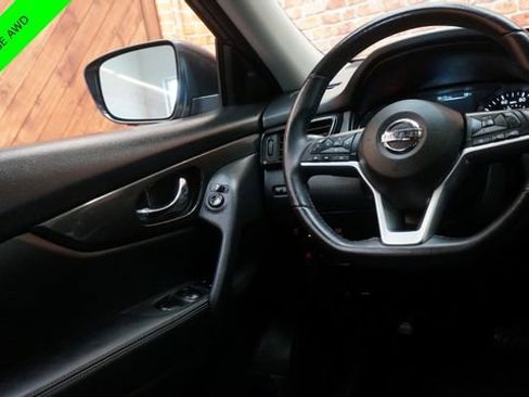 Used 2017 Nissan Rogue SV w/ SV Premium Package image 34