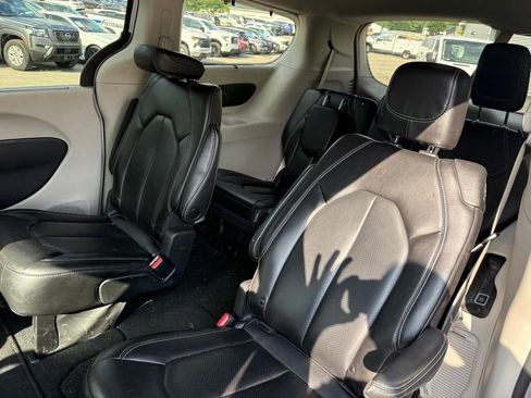 Used 2023 Chrysler Pacifica Touring-L w/ Uconnect Theater Family Group AWD/4WD image 8