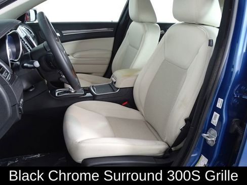 Used 2022 Chrysler 300 Touring w/ Sport Appearance Package image 8