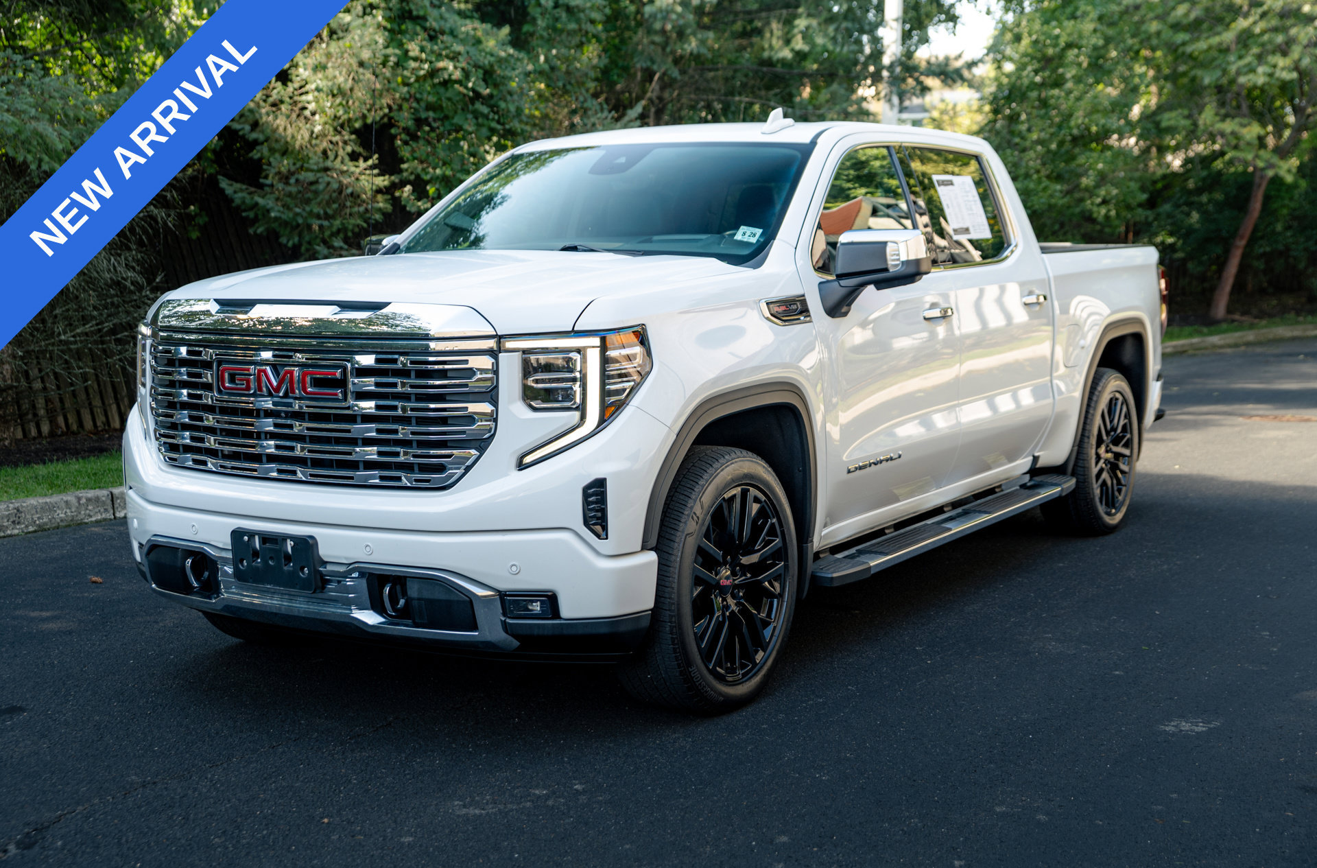 Used 2023 GMC Sierra 1500 Denali w/ Technology Package AWD/4WD image 4