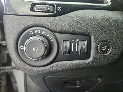 Used 2019 Jeep Cherokee Latitude Plus image 30