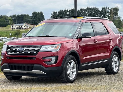 Used 2016 Ford Explorer XLT w/ Equipment Group 202A image 8