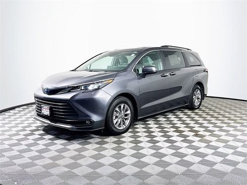 Used 2025 Toyota Sienna XLE image 2