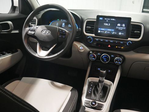Used 2024 Hyundai Venue SEL image 18