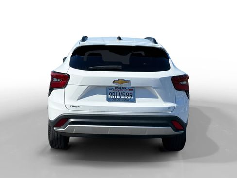 Used 2025 Chevrolet Trax LT w/ Driver Confidence Package image 4