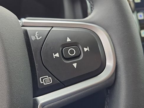 Certified 2022 Volvo XC60 B5 Momentum w/ Climate Package image 17