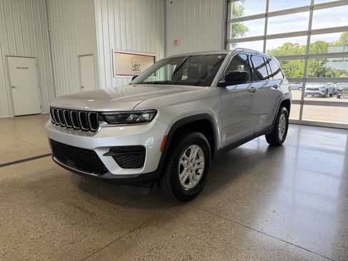 Used 2024 Jeep Grand Cherokee Laredo w/ Luxury Tech Group I AWD/4WD image 2