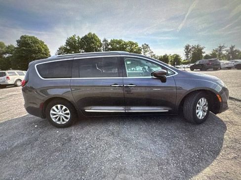Used 2018 Chrysler Pacifica Touring-L FWD image 6