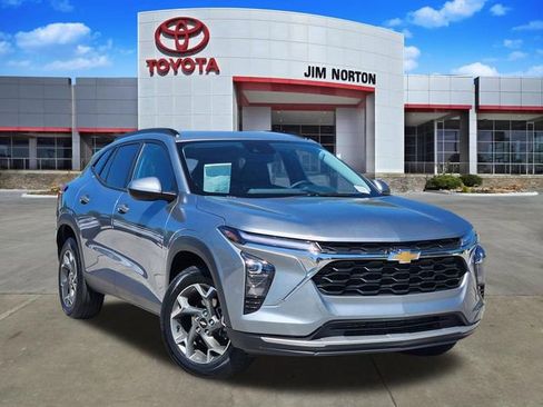Used 2025 Chevrolet Trax LT w/ LT Convenience Package FWD image 1