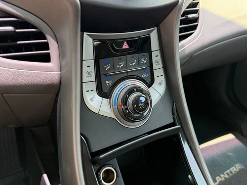 Used 2013 Hyundai Elantra FWD image 18