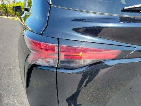 Used 2021 Toyota Sienna XLE AWD/4WD image 12