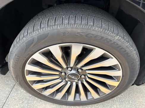 Used 2019 Lincoln Navigator Reserve image 3