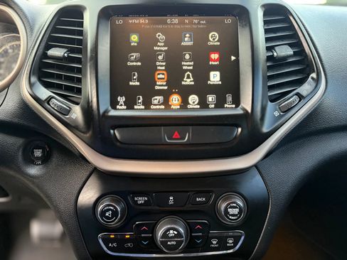 Used 2017 Jeep Cherokee Limited FWD image 26
