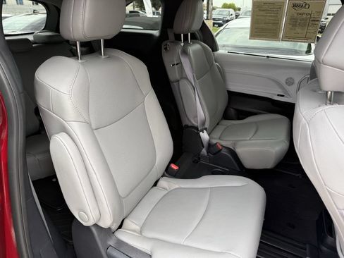 Used 2025 Toyota Sienna XLE w/ XLE Plus Package FWD image 27