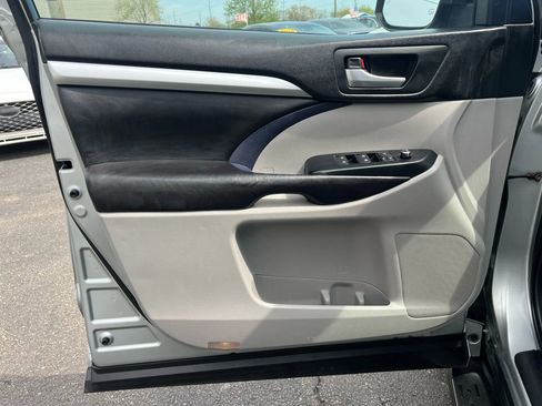 Used 2017 Toyota Highlander XLE image 17