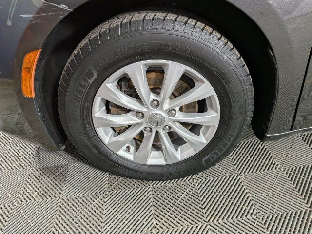 Used 2017 Chrysler Pacifica Touring-L FWD image 35