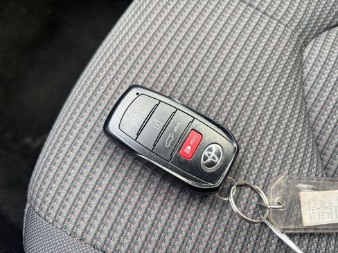 Used 2025 Toyota Highlander LE FWD image 21