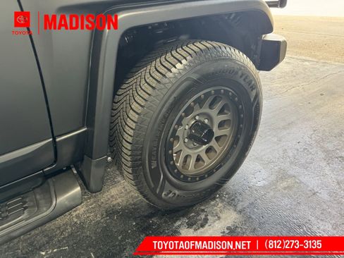 Used 2011 Toyota FJ Cruiser 4WD w/ Upgrade Pkg image 12